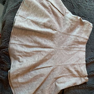 Tennis kjol - En grå tennis kjol super fin och är från tiger of Sweden  i storlek 34 men jag har storlek 24-25 i storlek på jeans och denna passar mig super!! 🤩🤩använd några gånger men e jätte fin  