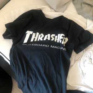 Thrasher tshirt  - Den är insyd på insidan pågrund av att ja förut ville att den skulle sitta tajtare, men går nog norpa upp igen😅😬 