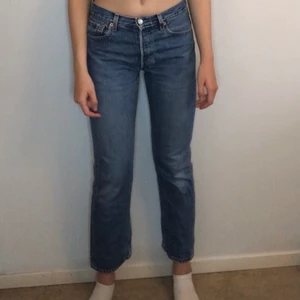 Levi’s Jeans 501 - Super snygga Levis jeans i rak modell. Storlek W29 L30. Ganska små i storleken. Har vanligtvis W27 L32 oC de är väldigt tighta och korta. Är 179cm så passar nog för er som är ca 165-173cm.