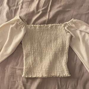 Gullig tröja från Bikbok, användes mycket i sommar men är så gott som ny. Storlek M men sitter bra på. 