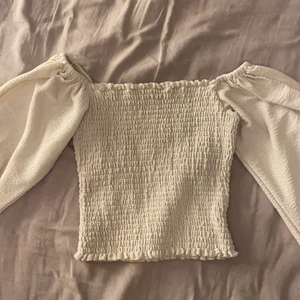 Tröja från Bikbok - Gullig tröja från Bikbok, användes mycket i sommar men är så gott som ny. Storlek M men sitter bra på. 