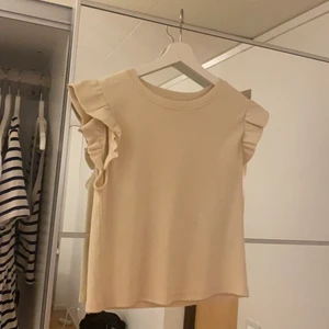 Zara volangtopp - Volangtopp från zara, nästan aldrig använd står storlek L men jag är en xs/s och den passar mig perfekt som en vanlig t-shirt 