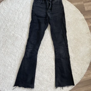 Bootcut jeans - Ett par urtvättade jeans i bootcutstil som är så snygga och sitter bra där de ska! Materialet är i stretch och det är storlek 36 men passar även en som bär storlek 38. Pris: 130kr. Finns i Halmstad eller Kalmar annars står köparen för frakt.