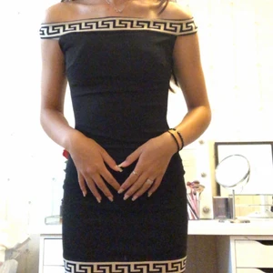 Off shoulder klänning - Ursnygg off shoulder klänning som är helt oanvänd och i nyskick. Prislappen sitter kvar. Den är slutsåld på hemsidan. Plick gripande bilden så det är därför bild nummer två ser ut sådär. . Har en kedja på baksidan. Man behöver inte ha den som en off shoulder om man inte vill. 