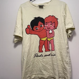 SICK ASS TSHIRT - T-shirt från Perks And Mini, I en krämig/lite gulaktig färg. I bra skick, säljs pga att den inte kommer till användning. Frakt tillkommer & skriv gärna ett meddelande om ni undrar någonting 🌸