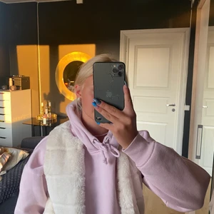 Väst  - En pels väst från zara barn. Är i storlek 152 men typ som en xs. Använd 1 gång så den är i bra skick. Säljer för 200 kr❤️💕