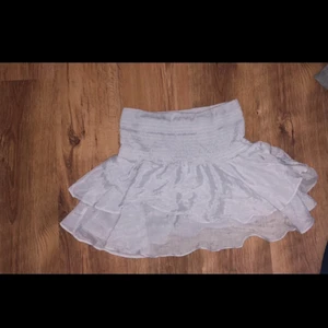 Kjol - Säljer nu min kjol från SHEIN då jag inte använder den så ofta, använd ganska många gånger men är fortfarande i nyskick💗