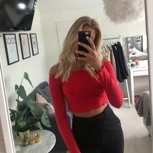 Topp ifrån hm - Väldigt snygg ribbad röd topp ifrån hm där jag är osäker på storlek, men skulle säga att den passar xs/s🥰