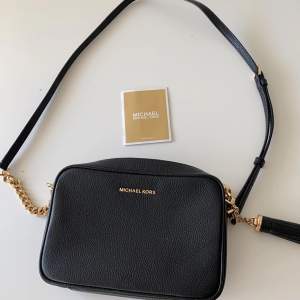 Säljer min snygga Micheal Kors Ginny Leather Crossbody Bag. Har tyvärr tappat bort kvittot men har Care Card som visas i bild 1. Har några defekter vid blixtlåset som visas på både bild 2 och 3 men den är typ nyskick. Köpt på Micheal Kors i Stockholm 2019 för 2100 kr. Skriv privat om ni vill ha fler bilder!👜🕶🛍💕