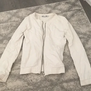 Vit kofta - En fin vit kofta med fickor som passar perfekt till allt✨ säljer pga den inte kommer till användning💗Skriv för fler frågor eller bilder🥰pris kan diskuteras!