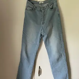 ljustvättade jeans från misslissibell X NAKD, size 36, men de är väldigt stretchiga, så de passar definitivt en 38. Använda ca 3 ggr