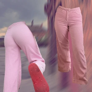 Rosa manchesterbyxor - PERFEKTA!!!! Så himla fina men använder dem typ aldrig🥺Strl S/36. Från weekday tror jag<3 har en liiiten fläck baktill men märks typ inte av alls. Frakt tillkommer<3
