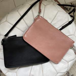 En rosa och en svart väska i samma modell från Carin Wester, knappt använda. Banden är reglerbara och jag säljer dem för 150 kr styck eller 200 för båda