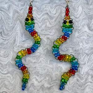 Ett par örhängen med regnbågsfärmade ormar!🐍 Gjorde med seed beads i 🌈 färger. Säljer för 50kr + 12kr frakt!!