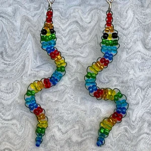 Örhängen! - Ett par örhängen med regnbågsfärmade ormar!🐍 Gjorde med seed beads i 🌈 färger. Säljer för 50kr + 12kr frakt!!