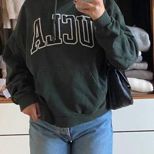 En jätte snygg grön  hoodie från pull & bear , säljer på grund av brist av användning tyvärr❣️använd bara några få gånger ( jättebra skick )  köparen står för frakt. 
