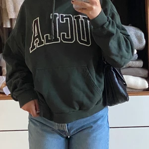 Storlek : S - En jätte snygg grön  hoodie från pull & bear , säljer på grund av brist av användning tyvärr❣️använd bara några få gånger ( jättebra skick )  köparen står för frakt. 
