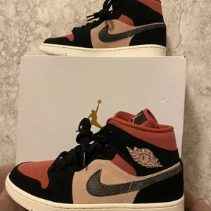 Jordan 1 - Air Jordan 1 Mid ”particle beige”🧡 (Helt nya)   Pris:1500kr  Storlek: 43,5  Aldrig använda!🚨  Skriv dm för seriös köp och mer Info!⚡️
