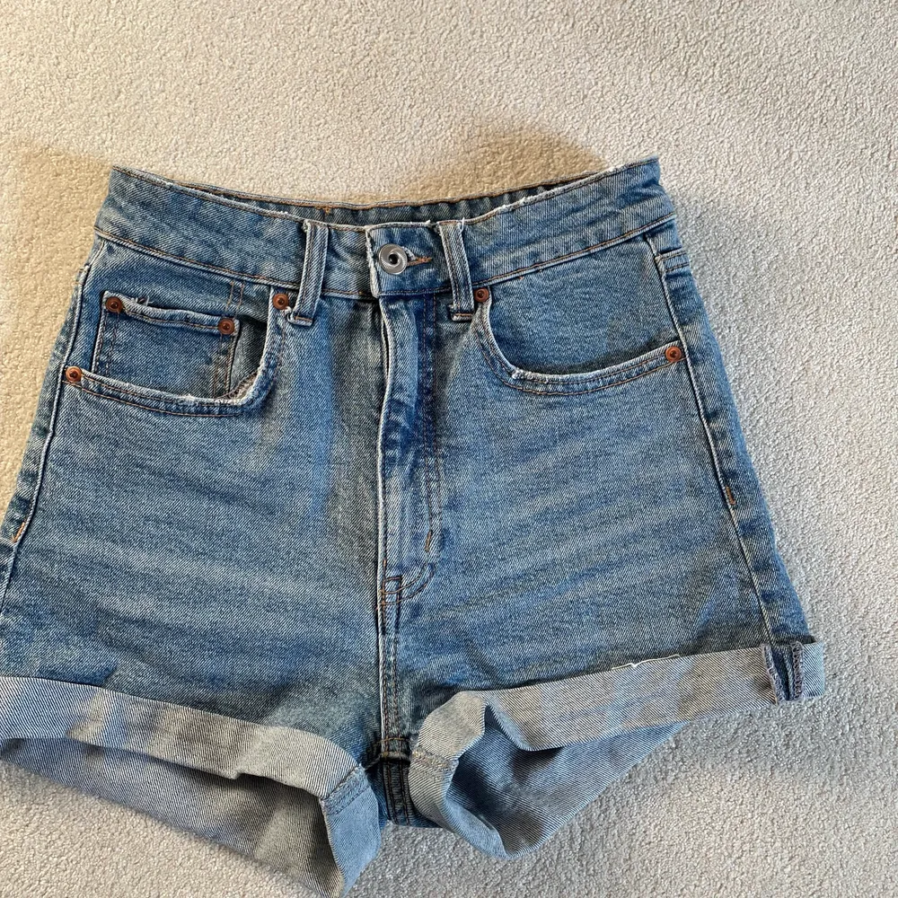 Jeans shorts i storlek 36. Använda endast ett fåtal gånger och säljer pga att den är lite för små för mig. Lite mom jeans style typ. Shorts.