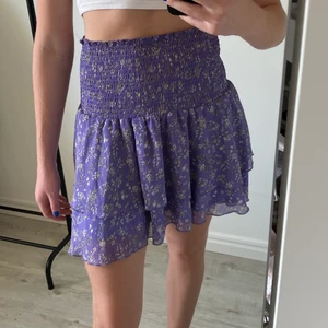 Kjol från BikBok  - Säljer denna sommar kjol från BikBok💜