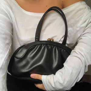 Handväska - Handväska köpt second hand. Inga tydliga slitningar mer än lite inuti väskan. 