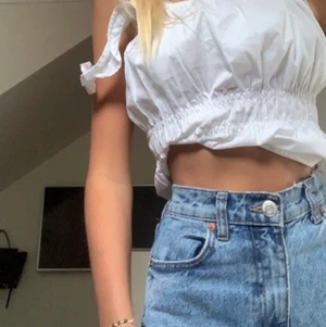 Zara jeans - Superfina jeans från zara! Klippta så att dem passar mig som är ca 165, använt skick💙