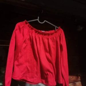 Superfin - Mjuk offshoulder topp i en superfin rödfärg ❤ använd ett få antal gånger