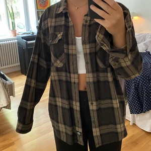 Rutig skjorta från dickies  - Suuuuperfin skjorta från dickies i herrmodell som sitter perfekt oversized på mig som brukar ha XS/S i andra kläder 