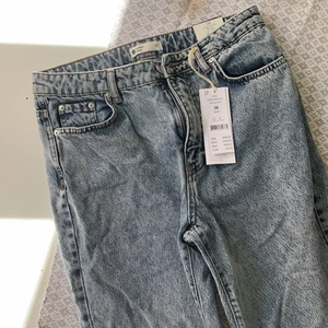 Jeans Gina tricot oanvända strl 38 - Dagny Petite jeans mid blue snow strl 38, helt oanvända med prislappen kvar (499:-). 