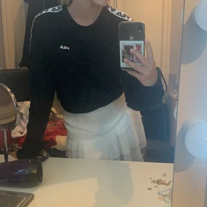 En hoodie - Säljer denna för den aldrig har kommit till användning. För fler bilder eller frågor är det bara att fråga mig så kan jag fixa det😊❤️