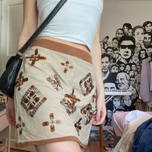 Minst sagt unik och riktigt snygg kjol som jag köpt second hand. Säljer nu vidare 🤎 fraktar och möts i sthlm.