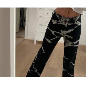 Säljer mina sjukt snygga weekday jeans, ser ut som nya 🤍 Sitter som en en storlek 34