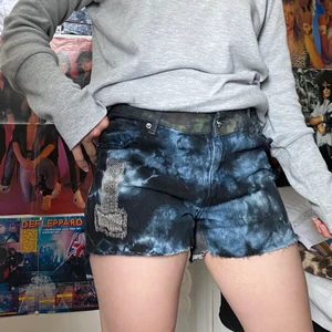 Shorts från tripp nyc - Shorts i fint skick med två olika tryck back och framtill. Katt i hemmet. 