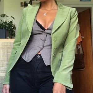 Manchester kavaj! - Så härlig kavaj i smal grön manchester☺️💓 Köpt secondhand och oanvänd av mig då det inte riktigt är min stil🤥 Påminner om den Olivia Halle har!