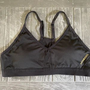 Sportbh i storlek M - Sportbh i storlek M i väldigt bra skick! Köpt second hand men den var tyvärr för stor för mig som normalt har S men jag chansade att den skulle passa :( Hoppas någon annan kan få nytta av den 🌸