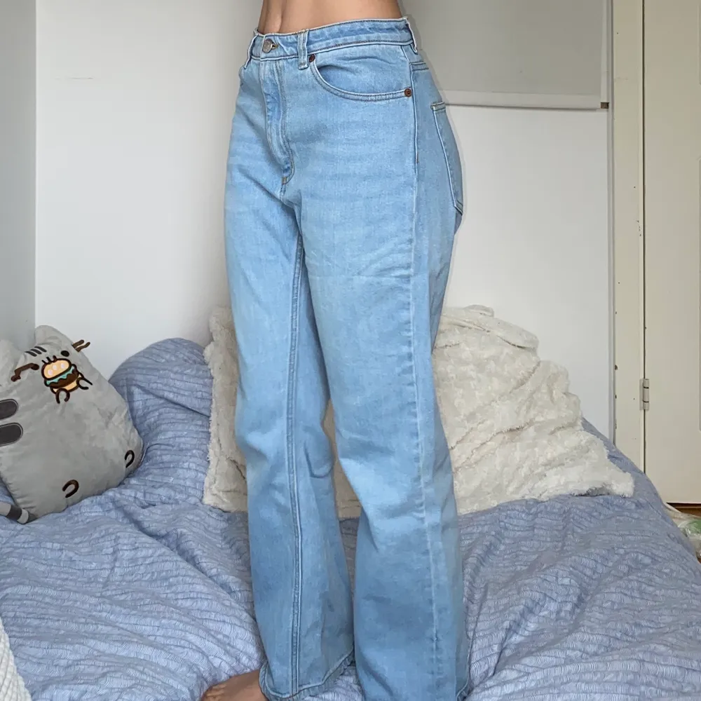 Fina jeans från monki, använt typ 2 gånger då de tyvärr är något stora på min midja.. Jeans & Byxor.