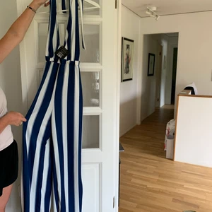 Byxdress från Nelly  - Aldrig använt, lappen är kvar. Har inte hunnit använda den och den är lite lång i benen. I bra skick.  Den är öppen i byggen 