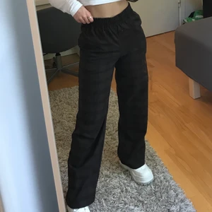 Bruna kostymliknande byxor från Monki - Mörkbruna med svarta ränder. Resår i midjan. Passar mig som är 165cm och har smal midja 🥰 Använda kanske 3 gånger, så i bra skick. Finns en liten vit fläck på framsidan som knappt syns dock. Nypris var runt 300kr. Jättesköna!