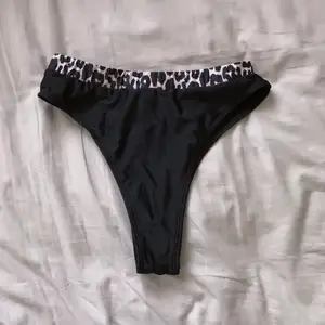 Leopard bikiniunderdel som tyvärr inte passade mig, men annars bra skick då den inte är använd och endast provad! Stretchiga runt midjan. Köparen står för frakt 💕