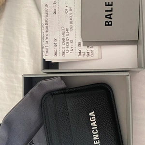 Balenciaga korthållare - Säljer min korthållare som är köpt i Balenciaga store i NK 2019. Kartong, dustbag och kvitto medföljer. Pm om ni vill ha fler bilder eller info.