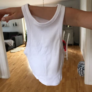 Ribbstickat linne  - Säljer en helt ny vit ribbad topp som endast är testad, den var dock för liten för mig. Har du frågor, kontakta mig! 🥰 Köparen står för frakt