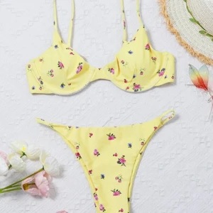 Bikini ifrån shein  - Aldrig använd, frakt tillkommer eller att vi möts upp i Växjö eller på Öland 