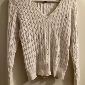 GANT tröja strl S - Vit stickad tröja från GANT, strl S. Hämtas i Bromma eller skickas, köparen står då för frakt 