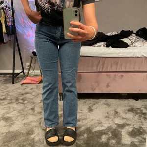 Blåa jeans från NAKD💙 - Blåa raka jeans från NAKD i storlek 38. Högmodjade, raka ben med knappstängning. Köpta för 500, säljer för 90kr (140 inklusive frakt)💙🦋