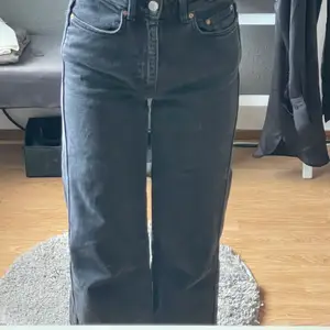 Säljer mina fina svarta weekday jeans då de tyvärr inte kommer till användning längre. De är använda få gånger och är i nyskick.💕 Köpta för 500kr 