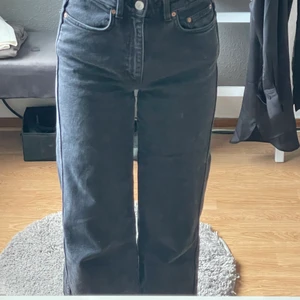 Weekday Flared Jeans   - Säljer mina fina svarta weekday jeans då de tyvärr inte kommer till användning längre. De är använda få gånger och är i nyskick.💕 Köpta för 500kr 