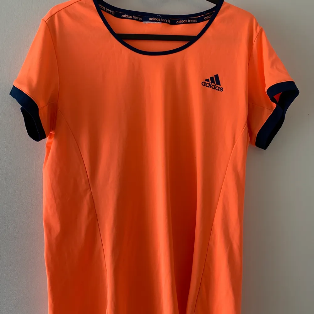 Orange träningtopp från adidas. Är i bra skick, storlek xl, passar även en storlek L. Kan mötas upp i Vellinge & malmö / köparen står för frakten. . T-shirts.