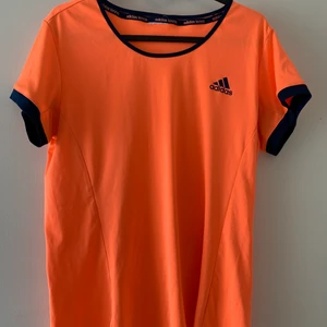Träningstopp från Adidas  - Orange träningtopp från adidas. Är i bra skick, storlek xl, passar även en storlek L. Kan mötas upp i Vellinge & malmö / köparen står för frakten. 