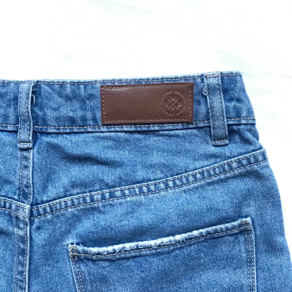 Jeansshorts från Vero Moda. Bra skick, bara andvända ett fåtal gånger. Shortsen är i storlek S/Small. Säljer för 100kr +frakt.. Shorts.