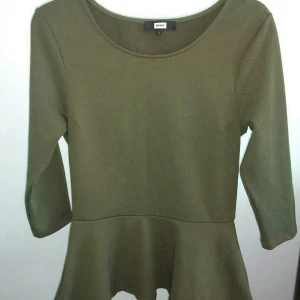 Olivgrön tröja strlk L - En väldigt fin olivgrön tröja från Bik Bok i strlk L. Använd endast en gång. Är i väldigt bra skick! 